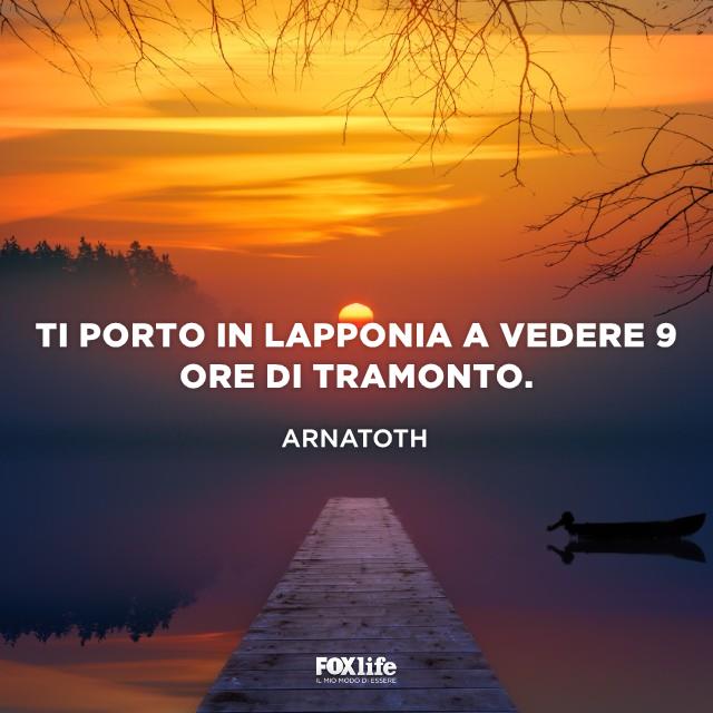 Frase anonima sul tramonto Pontile su un lago al tramonto