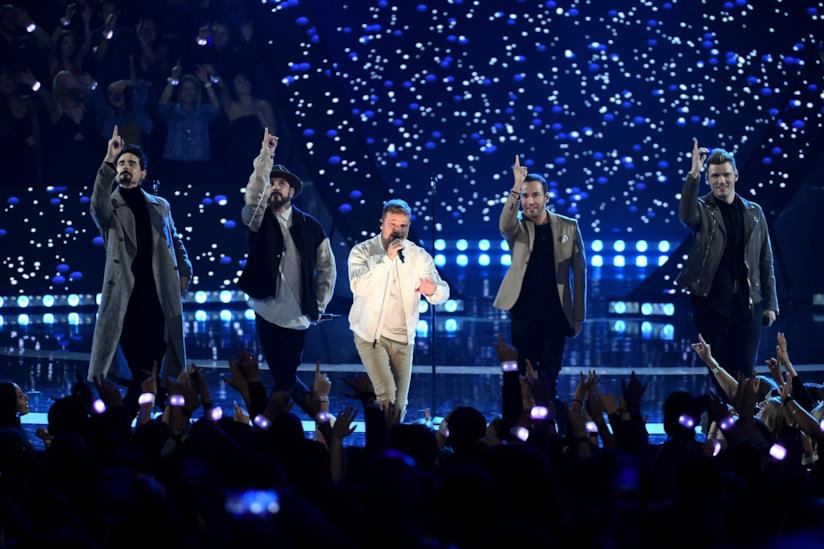 I Backstreet Boys e la maglia di calcio di una squadra di Milano BSB in concerto agli iHeart 2019