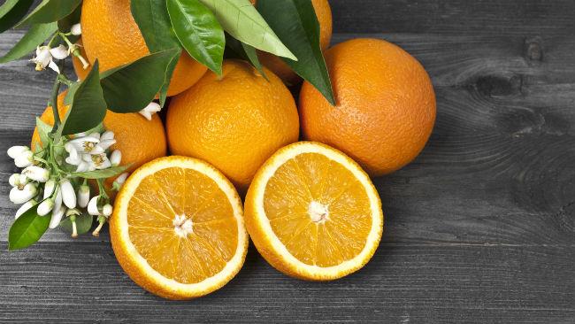 L'arancia contiene vitamina C L'arancia è da sempre associato alla vitamina C