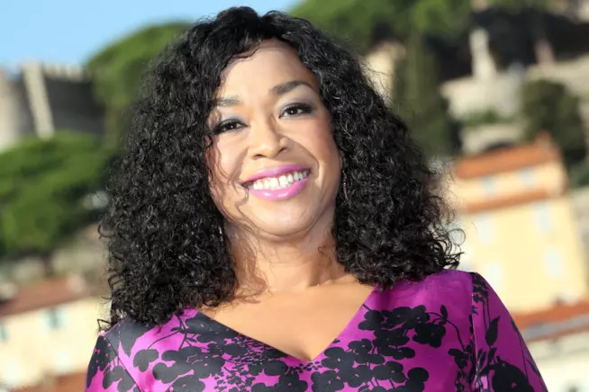 Shonda Rhimes pare abbia in mente uno spin-off di Grey's Anatomy incentrato su Alex Karev La sorridente Shonda Rhimes