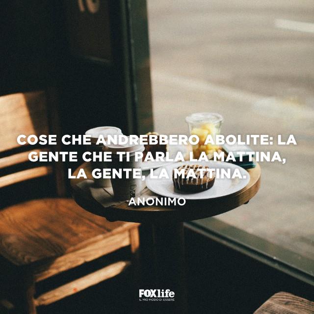 Cose da abolire Tavolo di una caffetteria imbandito per la colazione