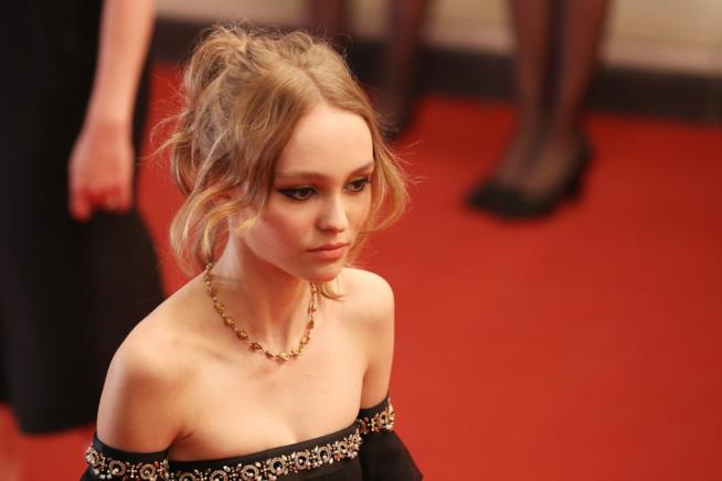 Lily-Rose Depp ha posato in topless Lily-Rose Depp in primo piano