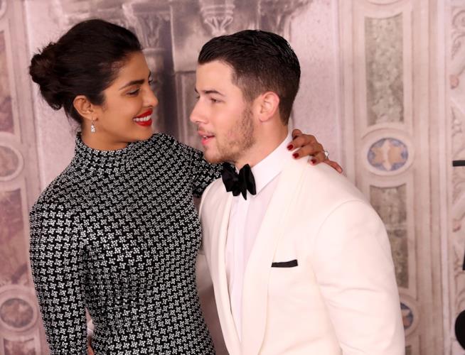 Priyanka Chopra supporta Nick Jonas dopo che ha svelato la sua lotta al diabete Priyanka Chopra e Nick Jonas