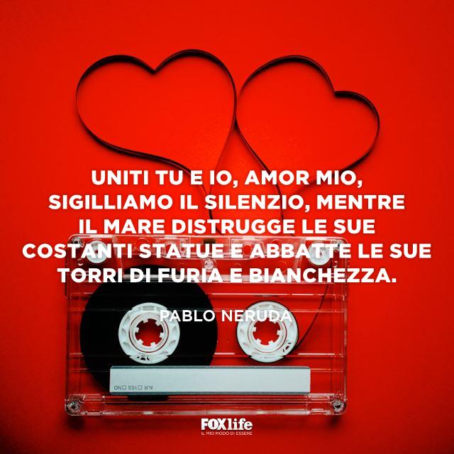 Poesia Pablo Neruda Primo piano di una musicassetta