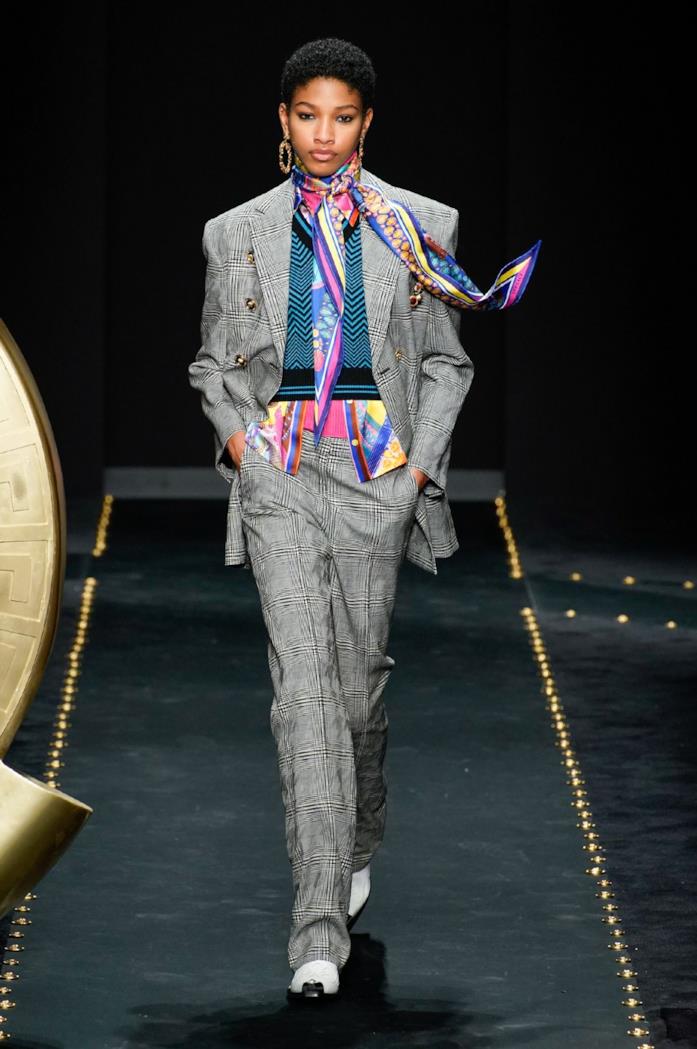Una modella sfila in tailleur per Versace Il principe di Galles: mai visto così femminile!