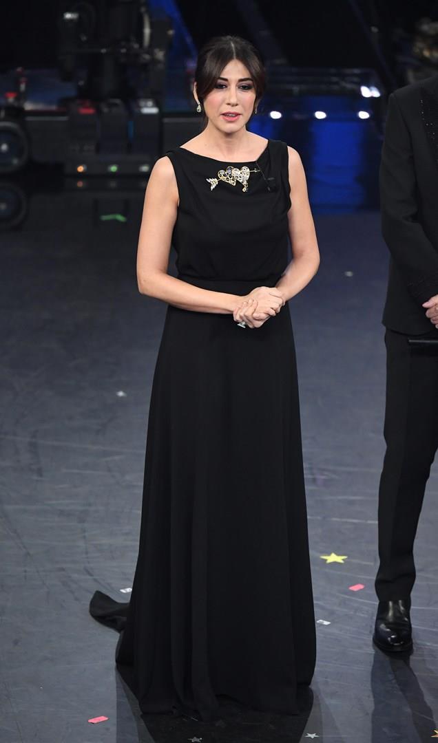 Virginia Raffaele: i look di Sanremo 2019 Virginia Raffaele al Festival di Sanremo 2019 con abito nero