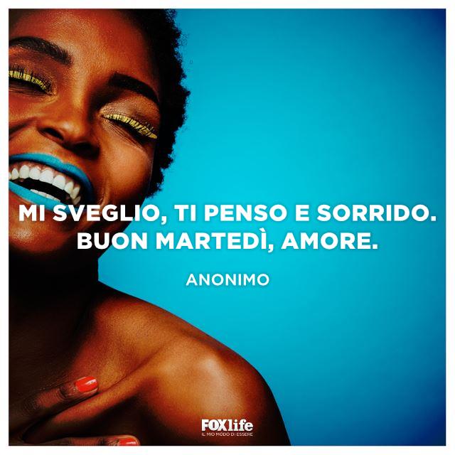 Frase buon martedì da dedicare a chi ami Primo piano di una bella donna che sorride