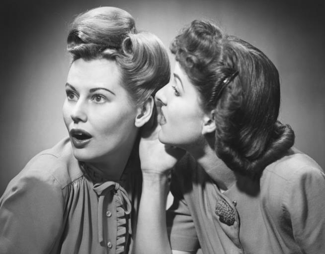 Tutti facciamo 1 ora di gossip al giorno, gli uomini quanto le donne. Perché il gossip ci piace tanto?