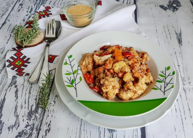 Insalata tiepida di amaranto Piatto con cereali, legumi e verdura