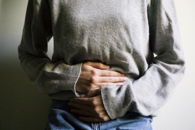 L'endometriosi è una malattia subdola Donna con le mani sulla pancia