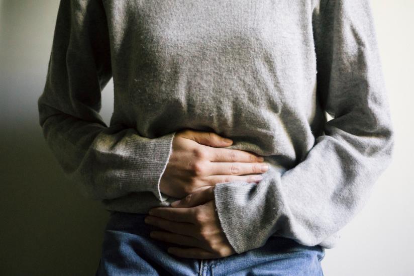 L'endometriosi è una malattia subdola Donna con le mani sulla pancia
