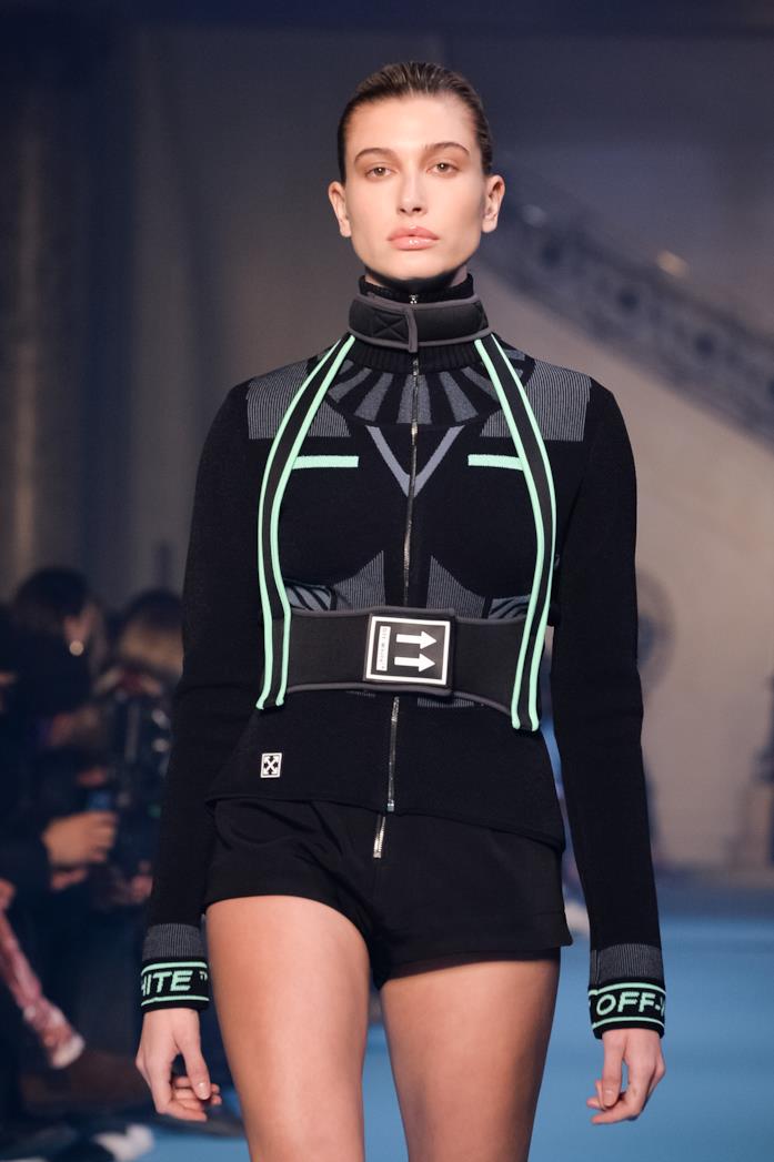 Hailey Baldwin sfila per Off-White Hailey Baldwin sulla passerella Off-White