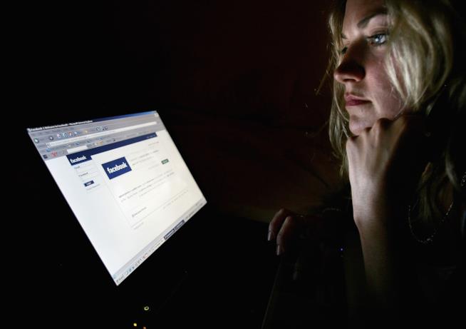 Facebook, Instagram e WhatsApp down Una ragazza su Facebook