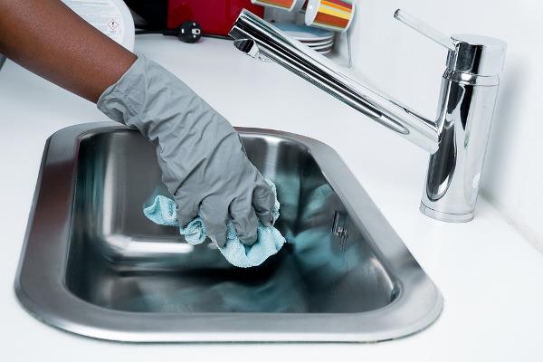 Il bicarbonato per disinfettare Pulizia del lavandino