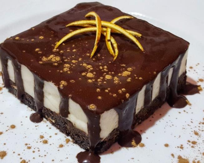 Dolcetto al cucchiaino con cacao Tortino quadrato a starti coperto di cioccolato