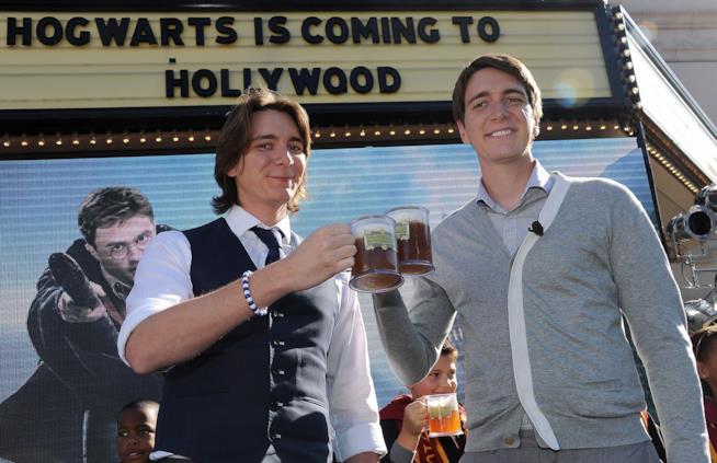James ed Oliver Phelps al Wizarding World in California I gemelli Weasley con una burrobirra
