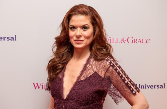 Debra Messing racconta di quando le facevano mettere delle protesi al seno perché era piatta Debra Messing