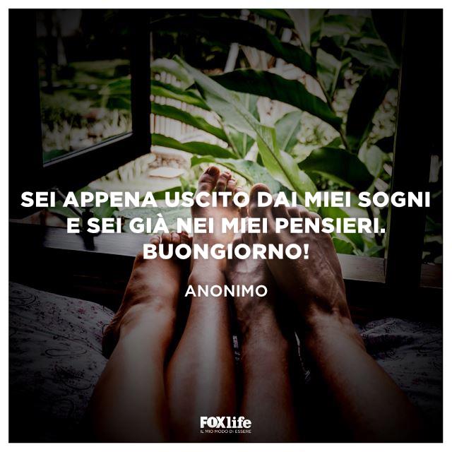 Citazione buongiorno Dettaglio di piedi di coppia vicini