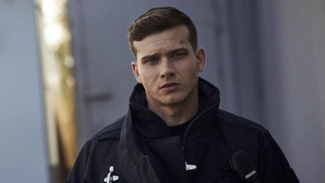 Un'immagine di Evan Buckley in 9-1-1 Evan Buckley in un'immagine promozionale da 9-1-1