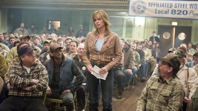 Charlize Theron nel film North Country - Storia di Josey che racconta i soprusi e le molestie subite da una donna lavoratrice Una immagine tratta da North Country - Storia di Josey, un film contro la violenza sulle donne