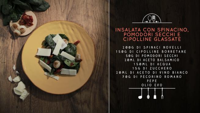 Insalata con spinacino, pecorino, cipolline e pomodori secchi Insalata di spinacino, cipolline e pomodorini secchi