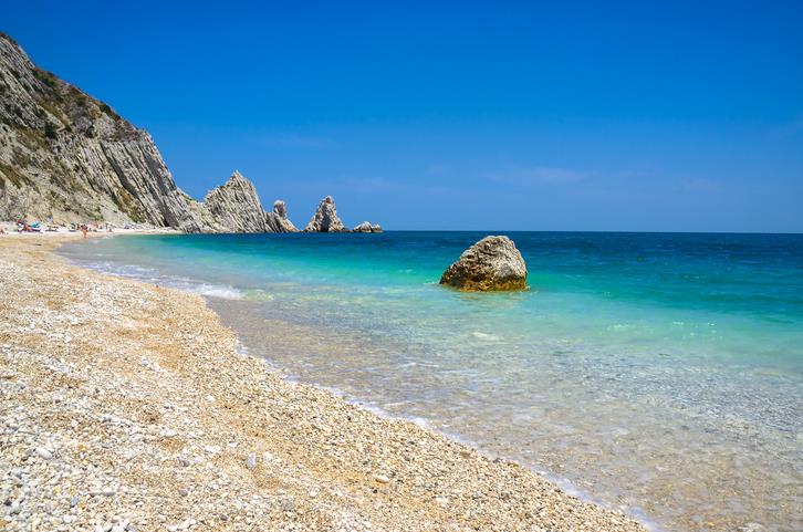 Spiaggia delle Due Sorelle, Marche Gli scogli della spiaggia delle Due Sorelle