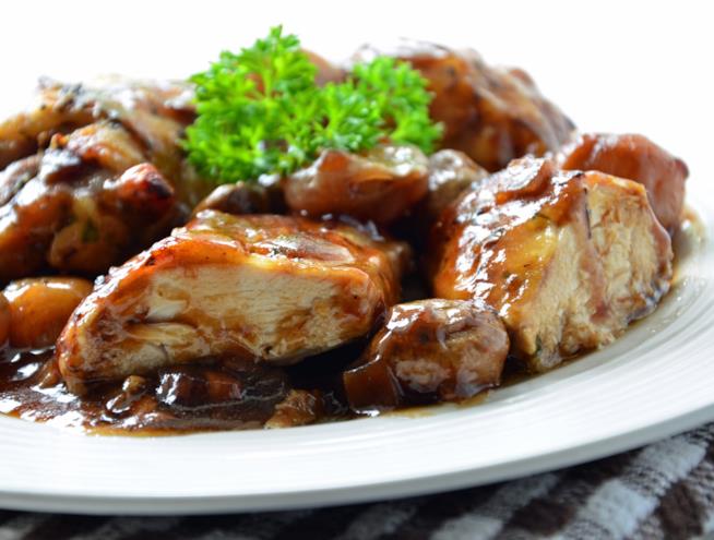Coq au vin: pollo al vino rosso Coq au vin