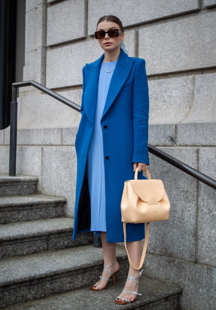 Abito midi e sandali estivi Midi dress e sandali con il tacco