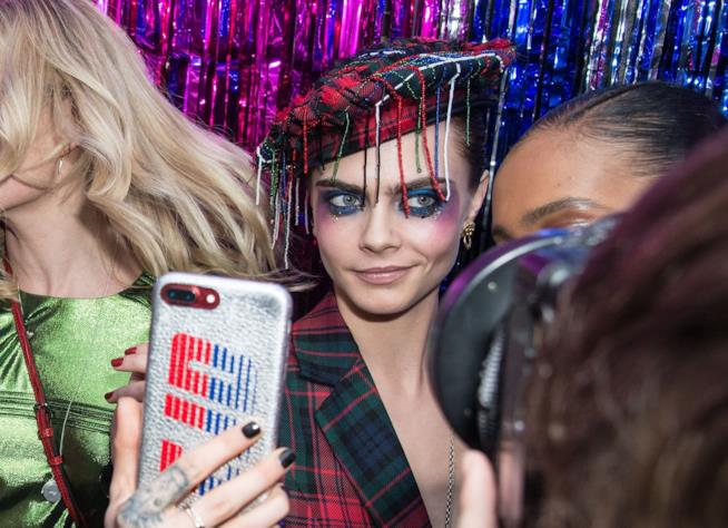 Cara Delevingne punk-chic per Burberry Cara Delevingne al party di Burberry