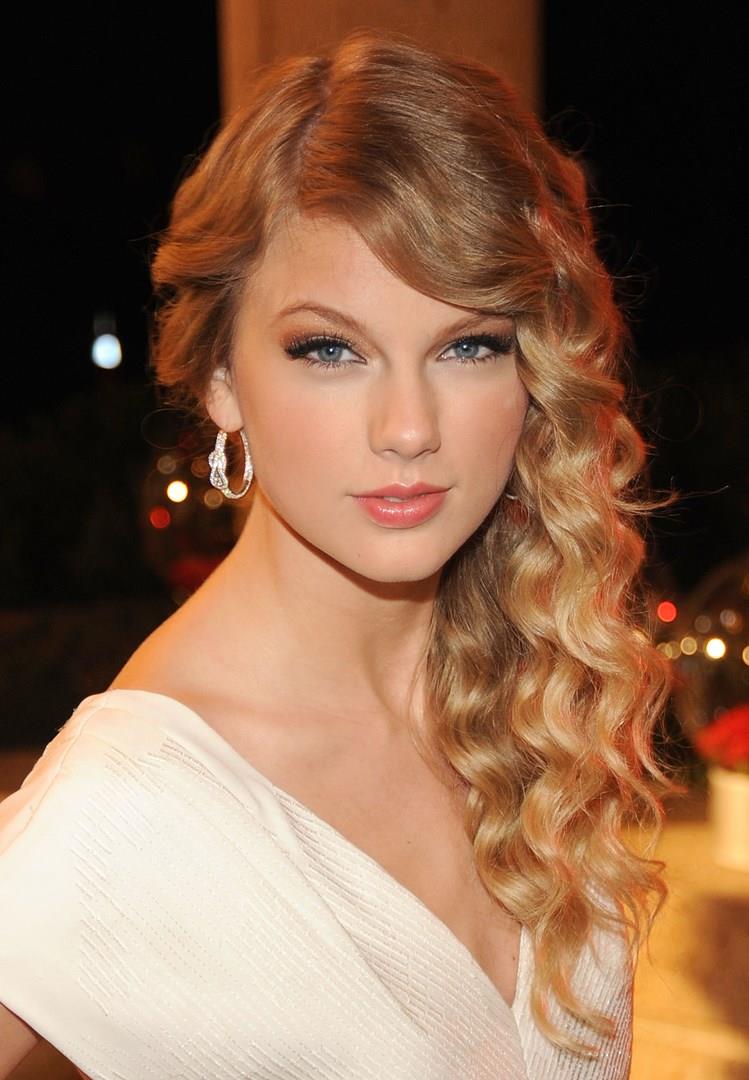 Capelli ricci Taylor Swift, capelli ricci e biondi