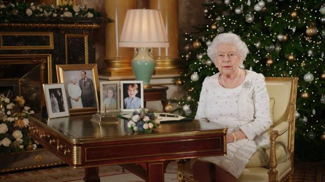 Sulla scrivania della Regina Elisabetta manca la foto di William e Kate La Regina Elisabetta durante i suoi auguri di Natale