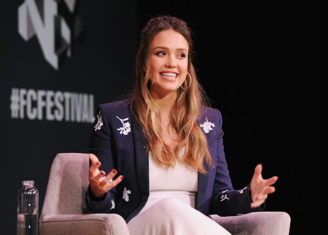 Jessica Alba sarà mamma di un maschio e conduce uno stile di vita super sano Una sorridente Jessica Alba