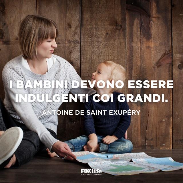Bambini indulgenti Madre e figlio si guardano