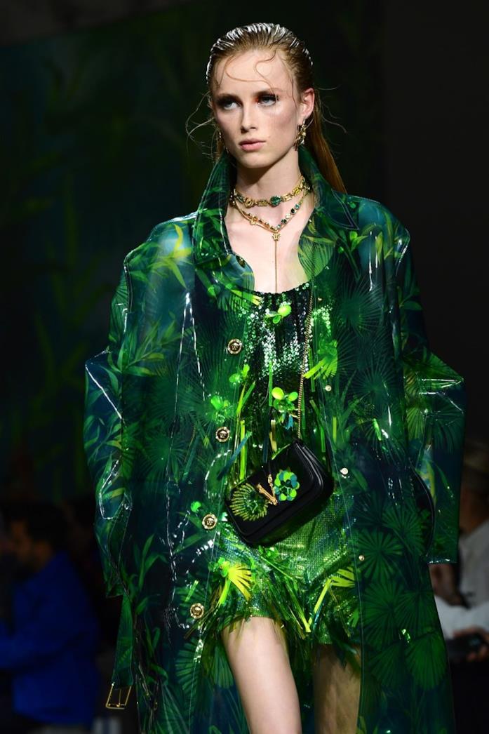 Sfilata Versace Un look della sfilata Versace