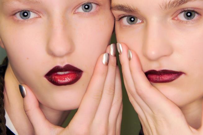Rossetti bordeaux Ragazze con rossetti bordeaux scuri