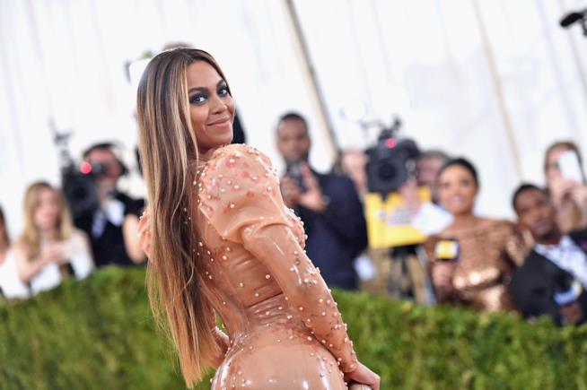 Beyoncé lancia nuove borse di studio per la comunità afroamericana Beyoncé