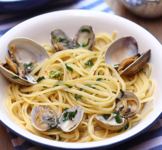 Ricetta trenette al pesto genovese e vongole al vermentino Trenette al pesto e vongole al vermentino