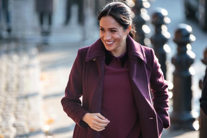 Meghan Markle visita la Hubb Community di Londra Meghan Markle a Londra con il cappotto burgundy