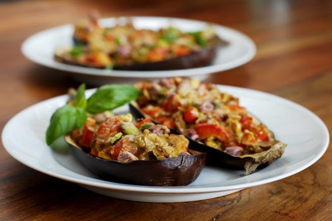 Melanzane al forno ripiene vegetariane light Ricetta melanzane ripiene al forno vegetariane