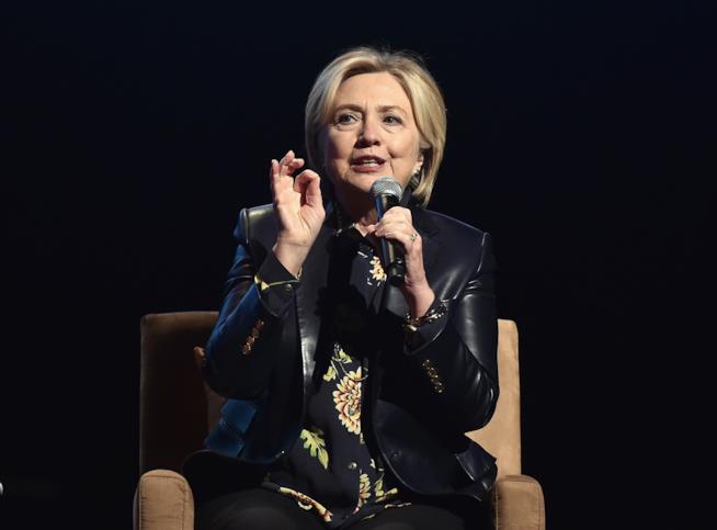 Hillary Clinton racconta i dettagli del caso di molestie durante la sua campagna Hillary Clinton