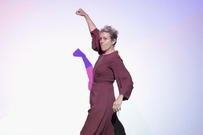 Frances McDormand ha vinto un Golden Globe per il ruolo di una madre combattiva nel film Tre manifesti a Ebbing, Missouri Frances McDormand alla prèmiere di Tre manifesti a Ebbing, Missouri