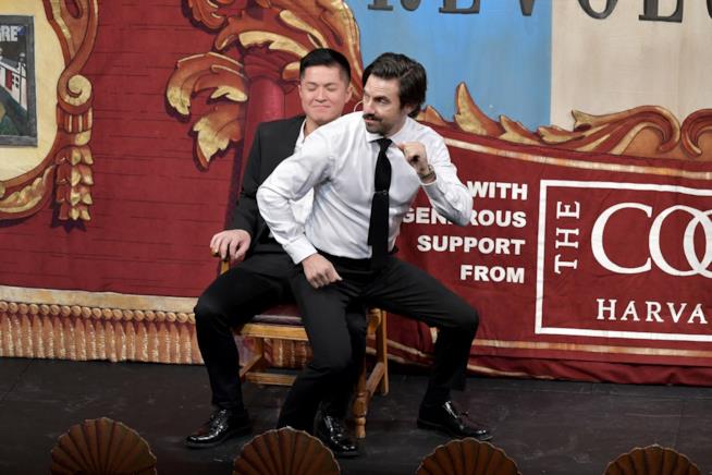 Milo Ventimiglia fa la lap dance da James Corden Milo Ventimiglia alla cerimonia della Hasty Pudding