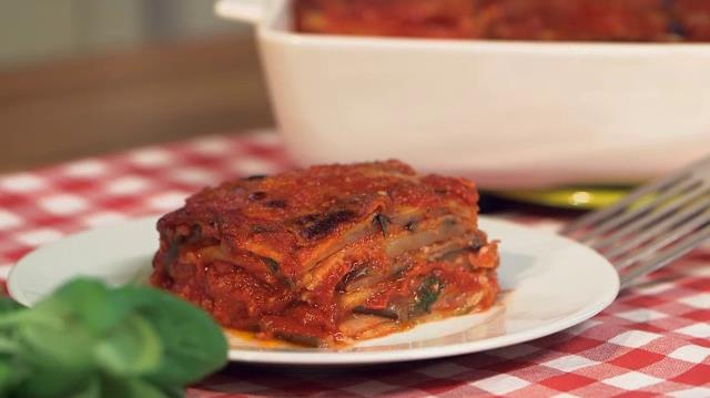 La ricetta originale della Parmigiana di melanzane tradizionale con il caciocavallo Parmigiana di melanzane