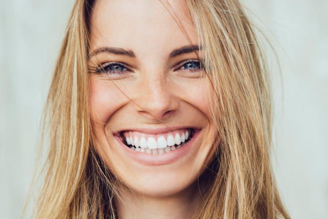 Frasi sul sorriso Primo piano di donna che sorride