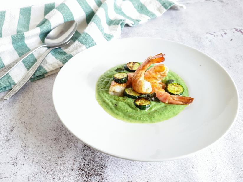 Crema di zucchine Piatto con verdura frullata e gamberi