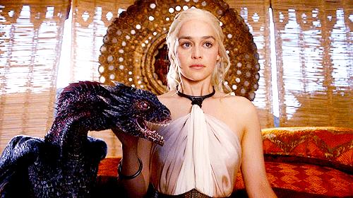 Daenerys Daenerys insieme al baby drago