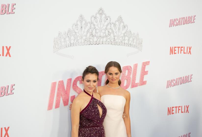 Alyssa Milano costretta a difendere la serie Netflix Insatiable Alyssa Milano e Debby Ryan