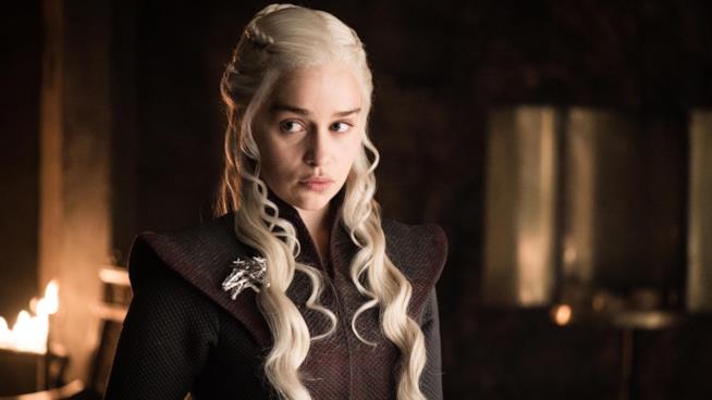Emilia Clarke con i capelli di Daenerys Targaryen per l'ottava stagione? Daenerys Targaryen pensierosa