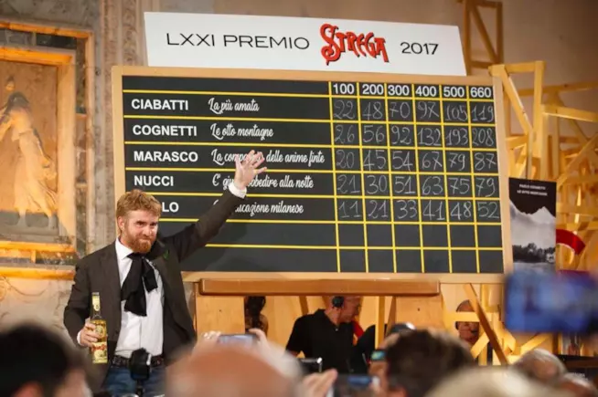 Paolo Cognetti vince il Premio Strega 2017 Paolo Cognetti sul podio del Premio Strega 2017