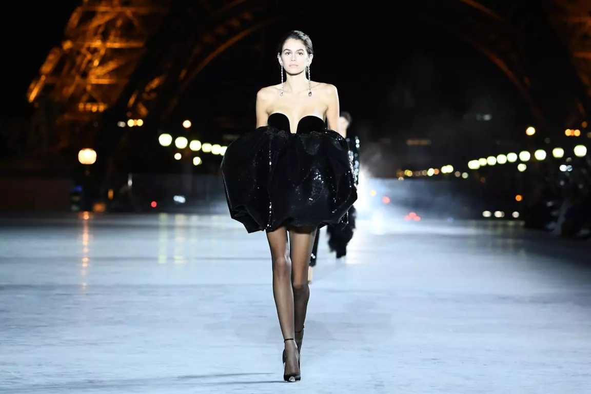 Kaia Gerber sfila per Saint Laurent
